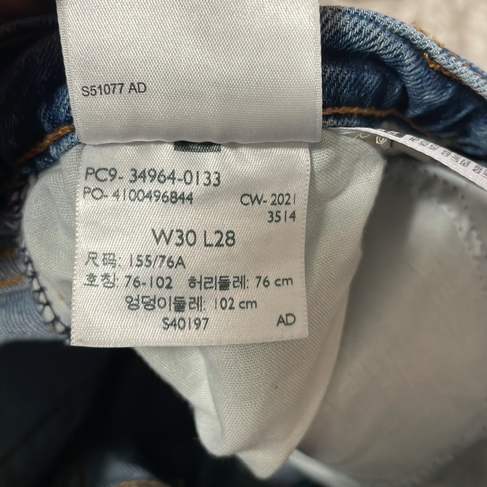 Levi’s Wedgie Straight Distressed, Raw Hem, Button Fly Jeans - Picture 8 of 8